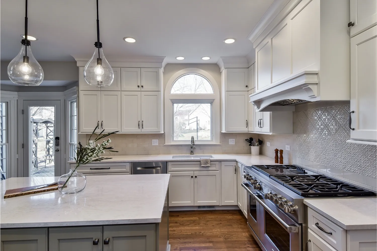 Elegantly Tasteful Kitchen Remodel — photo 2